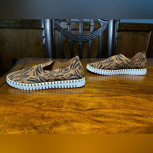 NWOT!!! Ilse Jacobsen Tan and Black Sneakers - Picture 4 of 7